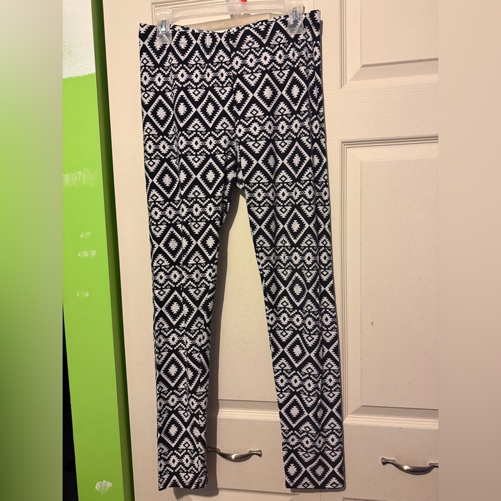 Ardene Black and White Geometric Leggings